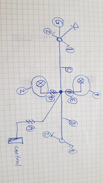 Handritad elektrisk kopplingsschema för två separata lampor med flera strömbrytare.