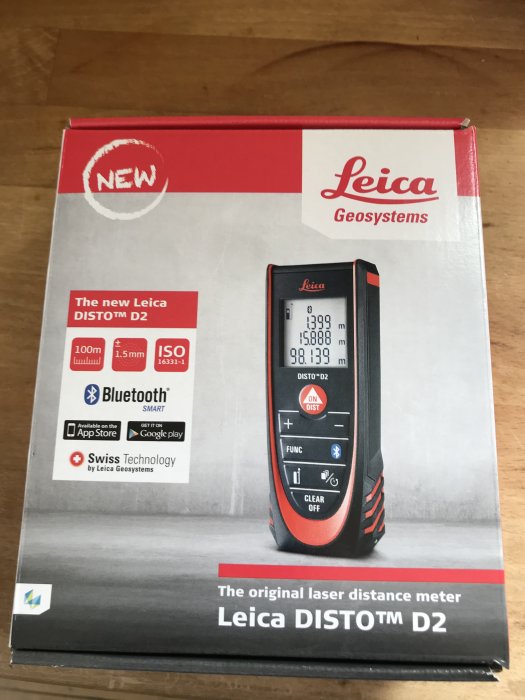 Förpackning av Leica DISTO D2 laseravståndsmätare, ny i kartong med Bluetooth och Swiss Technology-etiketter.