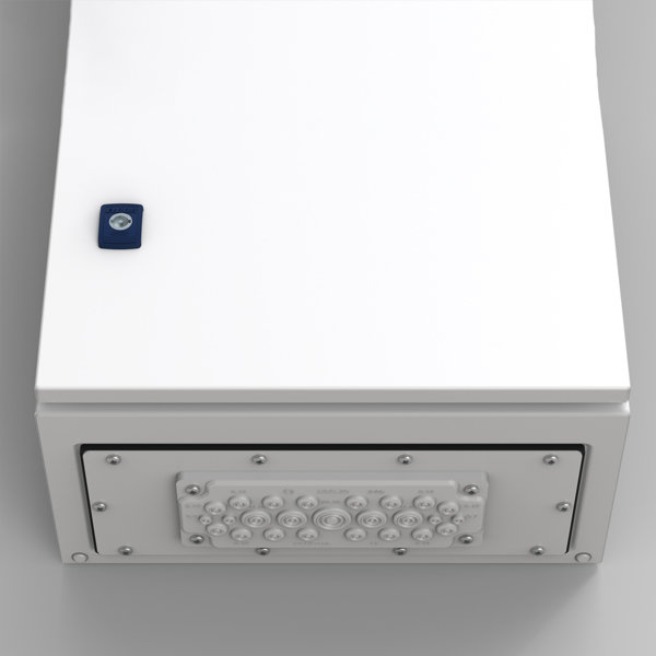 Vit vägg med blå detalj och metallfläns med flera skruvhål.