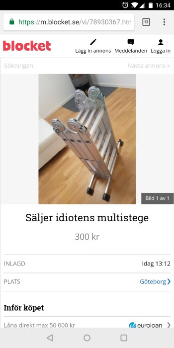 Aluminium multistegstrappa utplacerad på trägolv i ett hem.