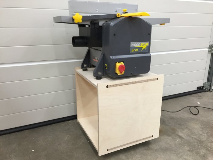 Woodstar PT 85 tjocklekshyvel monterad på en träställning i ett verkstadsutrymme.