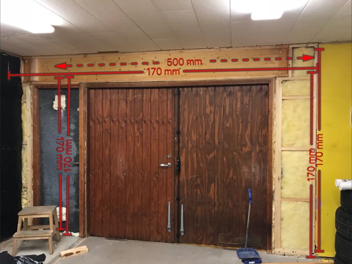 Garageport med uppmätta linjer och dimensioner för ett renoveringsprojekt inklusive föreslagna placeringar för balkar och reglar.