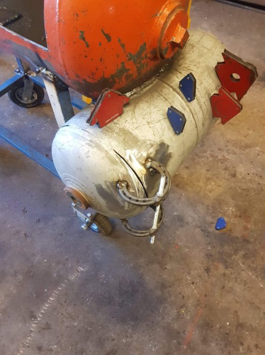 Gasflaska konverterad till röklåda med hästskogångjärn och gängstång.