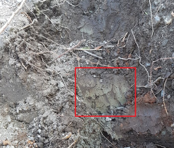 Nygrävd jord med misstänkt blålera synlig i grävningen, markerad med röd ruta.