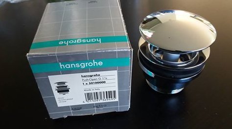 Oanvänd Hansgrohe kran i originalförpackning bredvid en öppnad produkt.