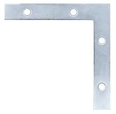 Metalliskt hörnjärn med fyra hål, större än 100x100 mm, felvänd enligt inläggsdiskussionen.