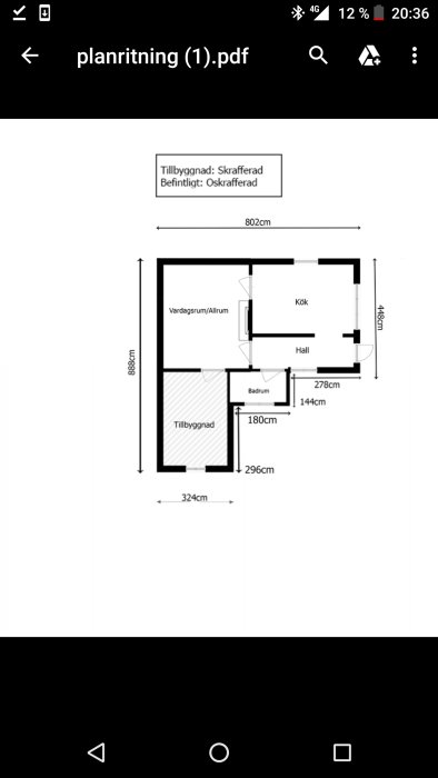 Planskiss över ett bostadsplan med mått och rum benämningar såsom kök, vardagsrum och badrum.