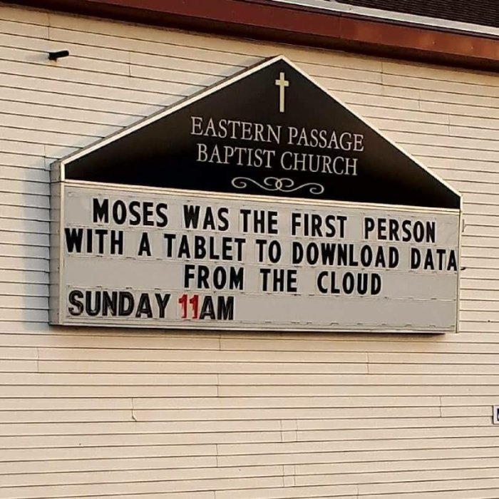 Skylt utanför Eastern Passage Baptist Church med texten "Moses was the first person with a tablet to download data from the cloud".