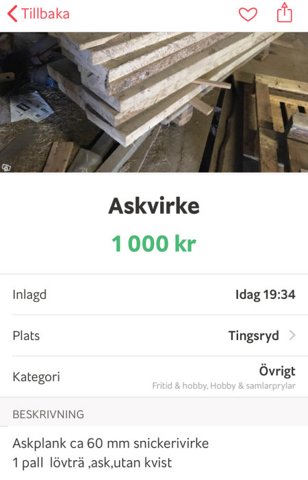 Stapel av askplank på pall i ett förråd som erbjuds för försäljning för 1000 kr.