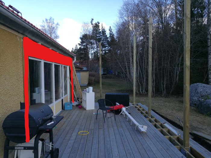 Altantak under renovering med nya stolpar och markering för limträbalk ovanför fönstervägg.