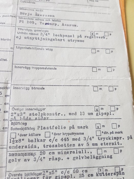 Bild på en gammal byggbeskrivning med tekniska specifikationer för LB-hus från 1967, detaljer om väggar noterade.