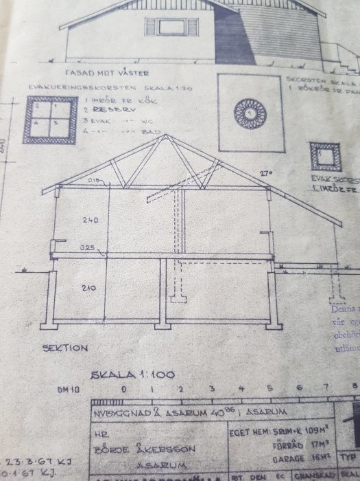 Svartvit arkitektritning av ett hus med markerad vägg mellan kök och vardagsrum och detaljerade måttangivelser.