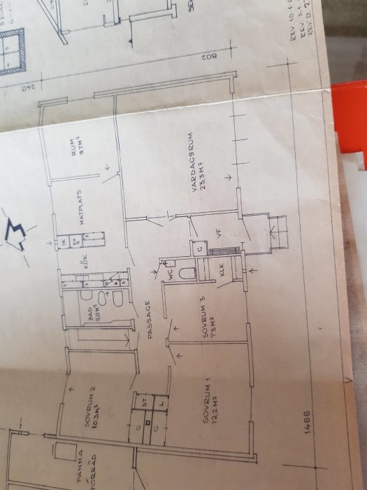 Planritning av en enplansvilla med markerad vägg mellan kök och vardagsrum som användaren överväger att riva.