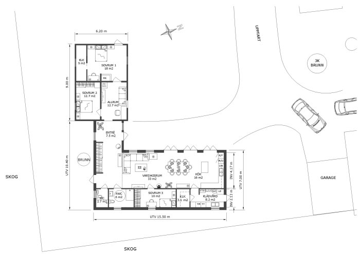 Arkitektskiss av en tillbyggnad till ett hus med planlösning, möblering och dimensioner, placerad på en tomt vid skogen.