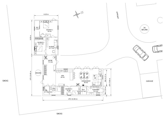 Arkitektonisk ritning av ett hus med betecknade rum som kök, sovrum och vardagsrum, samt angivna mått och närhet till skog.