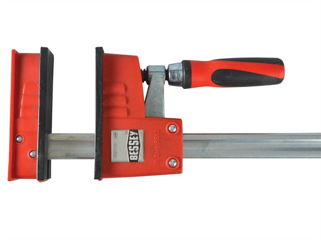 Bessey K-Body REVO 2.0 parallelltving, med rött plastskal och handtag, och metallstänger.