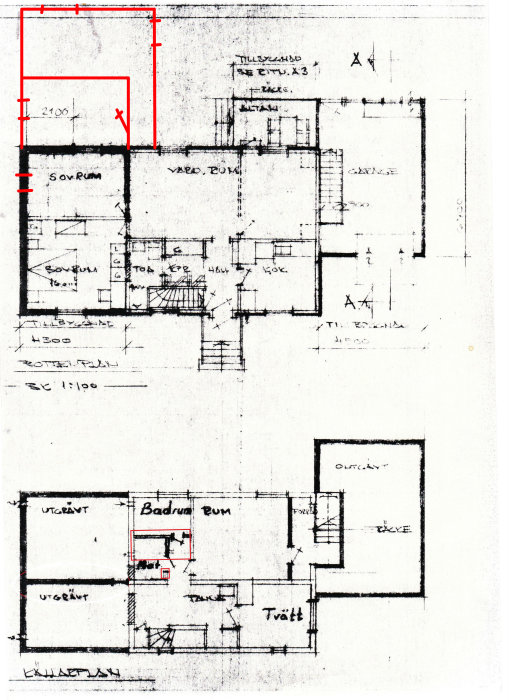 Handritad skiss av en husplan med föreslagen ombyggnation markerad i rött.
