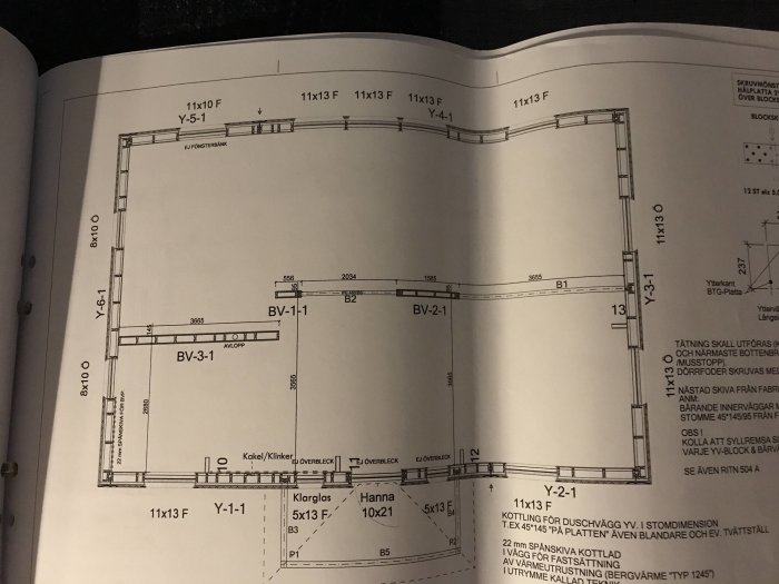 Arkitektonisk ritning av en byggnadsgrundplan med mått och anmärkningar.