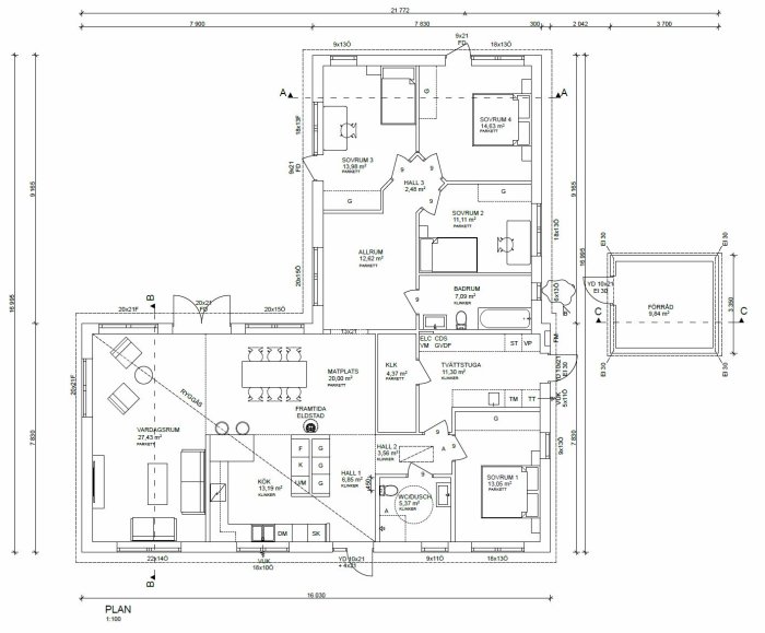 Arkitektritning av ett egenritat enplanshus med tydliga rumsmarkeringar och måttangivelser.