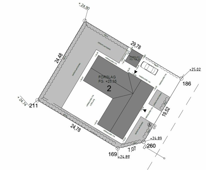 Arkitektritning av en fastighetsplan med måttangivelser, inklusive gråskalad plattläggning och områdesindelningar.