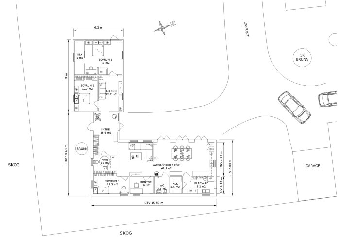 Ritning av husplan med hall, sovrum, kontor, vardagsrum/kök och måttangivelser, omgiven av skog och garage.