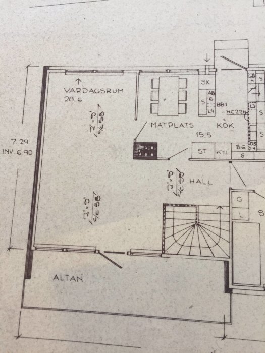 Ritning av våningsplan med vardagsrum, kök, matplats och altan från ett hus från 1969.