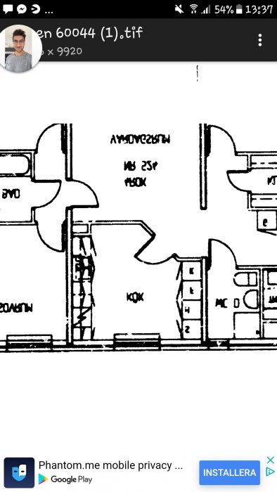 Arkitektonisk ritning av en husplan som visar väggarrangement och rummets layout.