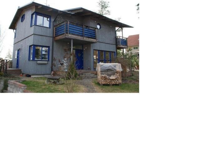 blåaktigt hus.jpg