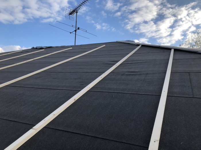 Tak under renovering med Icopal yep2500 underlagspapp som delvis ligger ojämnt mot råspont och läkt.