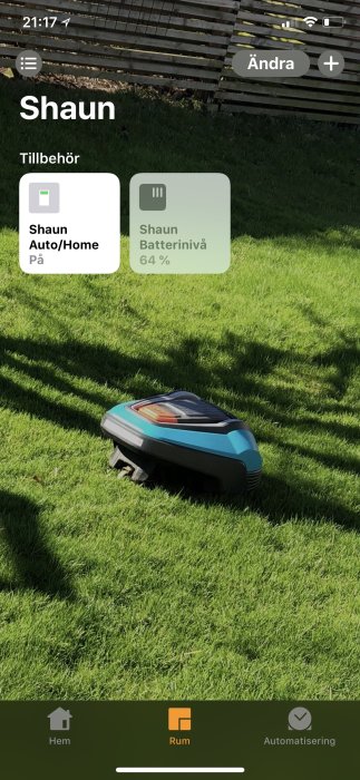 Smartphone skärm visar app med Robotic Lawn Mower 'Shaun', status 'Auto/Home' på och batterinivå 64%.