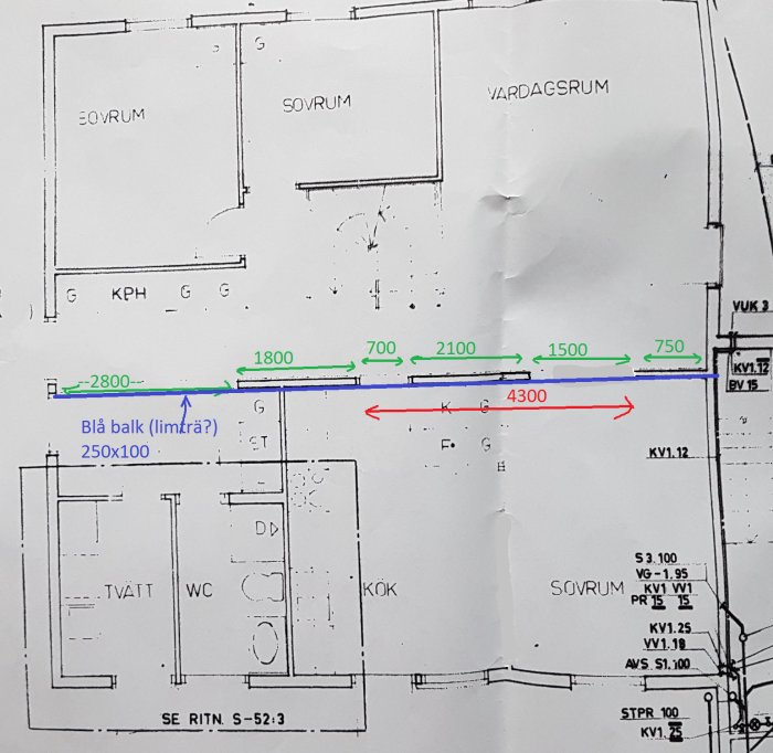 Arkitektonisk planritning av ett hus med dimensioner för balkar och väggar markerade i färg.