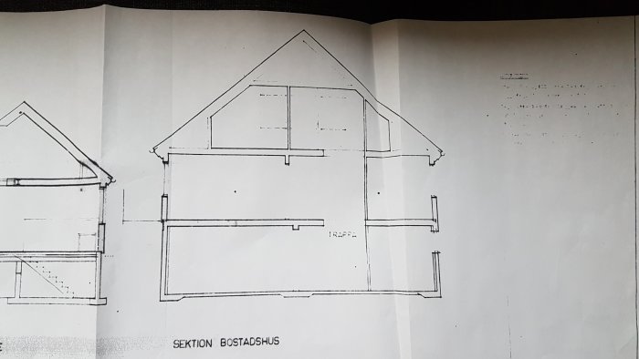 Sektionsteckning av ett bostadshus med synliga balkar, takstolar och rumskonfiguration.