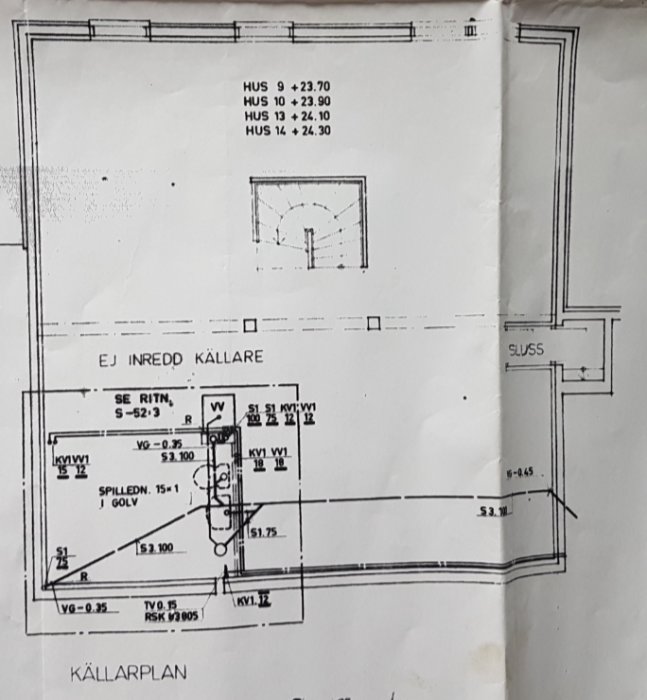 Ritning av källarplan för ett hus, med dimensioner och markering för en tvärgående balk och potentiell vägg som ska tas bort.