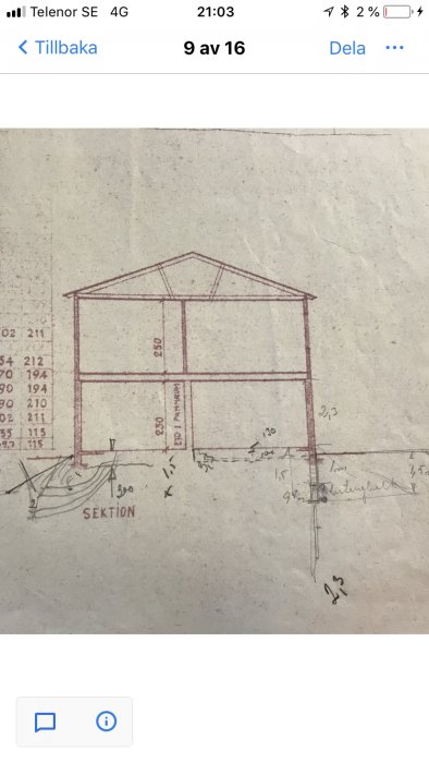 Handritad sektionsritning av en byggnad med dimensioneringar och noteringar på ett linjerat papper.