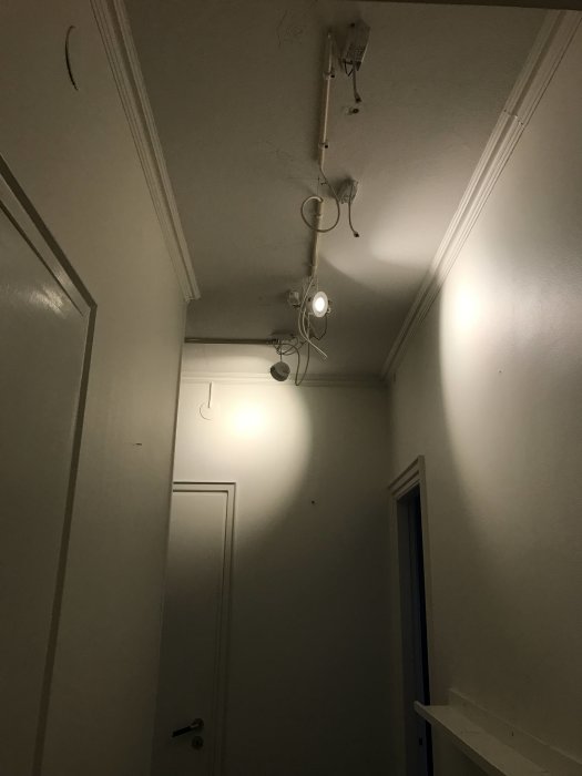 Gipsinnertak med inbyggda LED spotlights, minimal nedbyggnad av takhöjd, i en renoverad korridor.