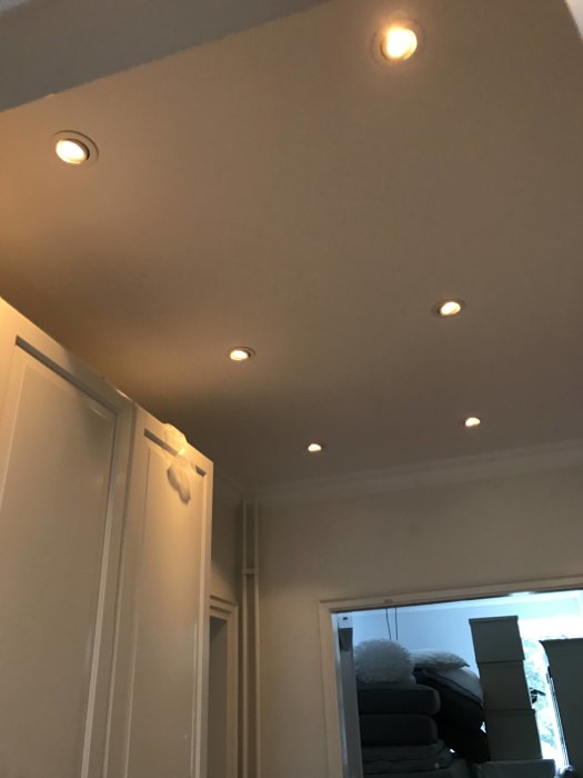 Nyinstallerade LED-spotlights i ett nybyggt gipstak med 43mm nedsänkning, i ett renoverat rum.