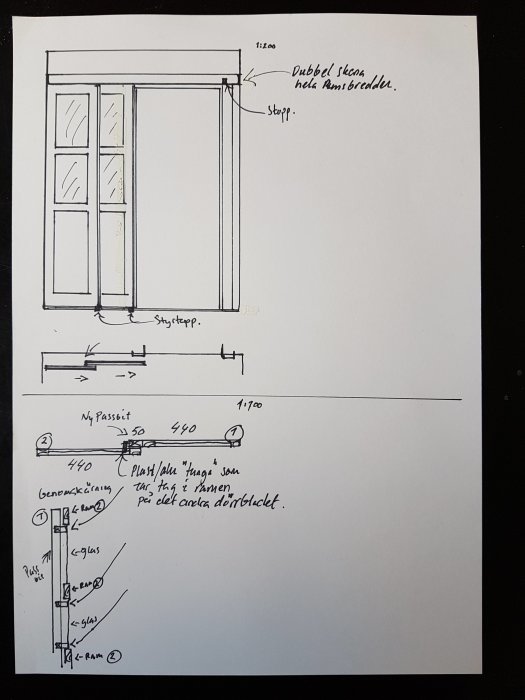 Handritad skiss över dubbel skjutdörr med mått och konstruktionsförslag för placering och montering.