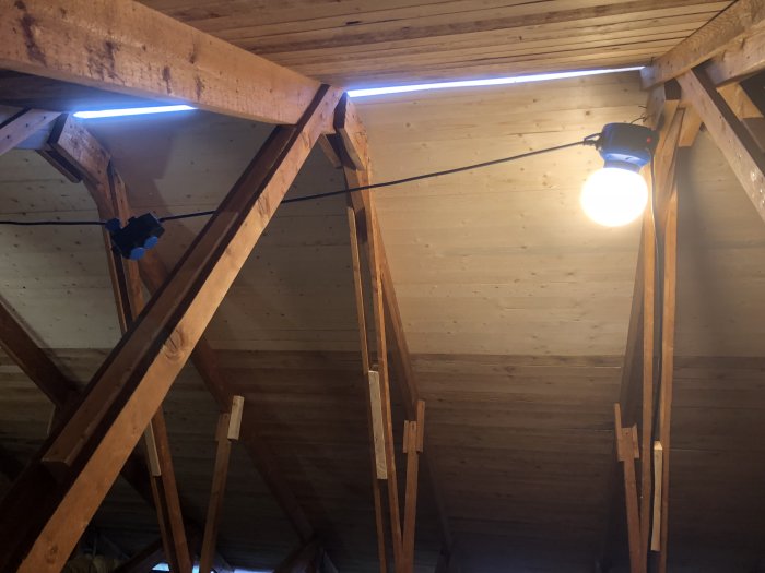 Renoverat tak med nya spont och installerat avluftarrör i trätak med belyst arbetslampa.