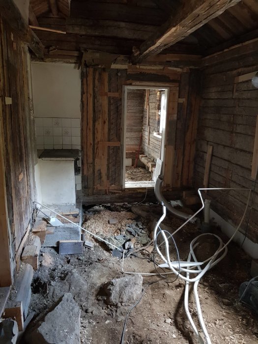 Renoveringsarbete i gammalt hus med synlig grus och trasigt bjälklag.