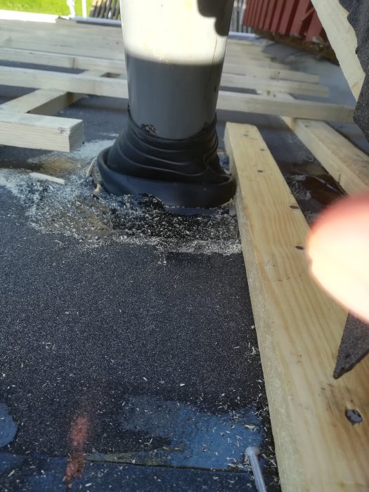 Avloppsluftningsrör tätningsmassa runt rören och den gummimuffen på taket under reparation.