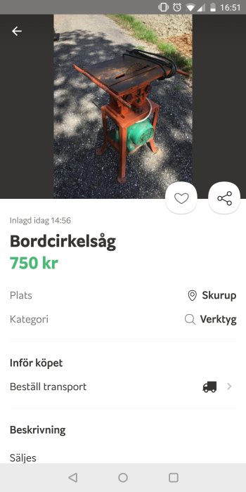 En använd begagnad bordcirkelsåg i rött och grönt står på asfalt under dagsljus.