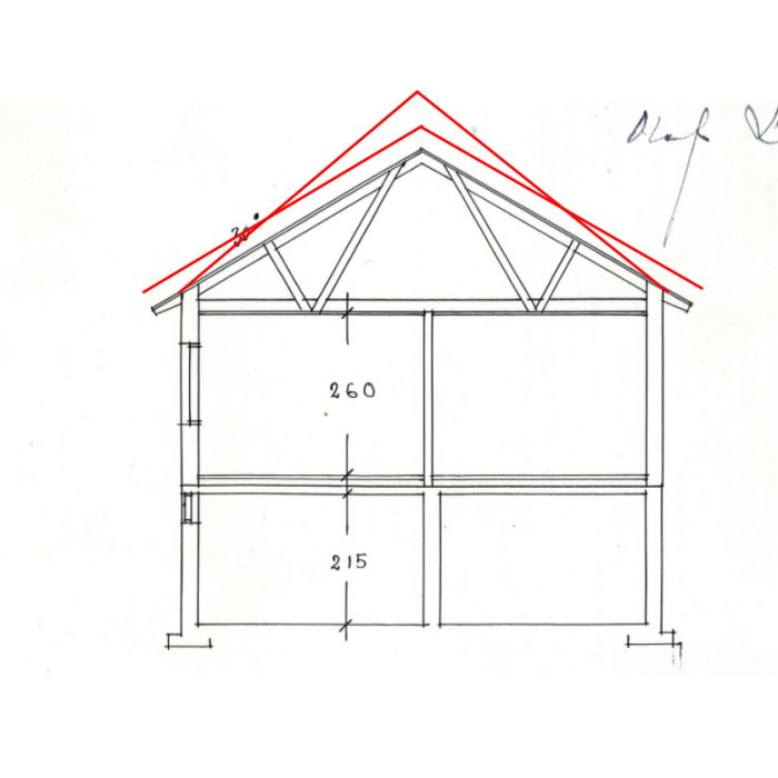 Ritning av en husväggssektion med mått och markerad takvinkel, handskrivna anteckningar.