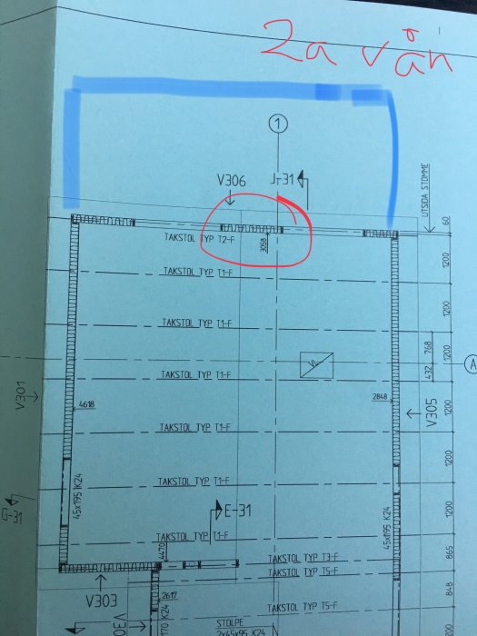 Byggritning med röd cirkel kring en vägg, fråga om väggen är bärande.
