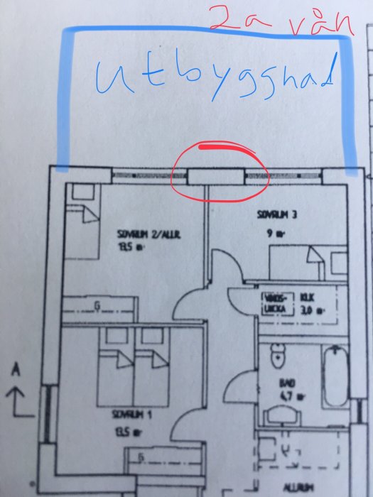 Byggritning av en våning med en rödmarkering kring en vägg, skrift som anger "utbyggnad".