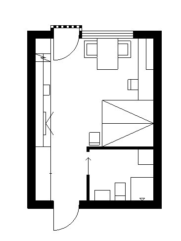 Ritning av en våningsplanslayout som visar rumsuppdelning, möblering, och trappor.