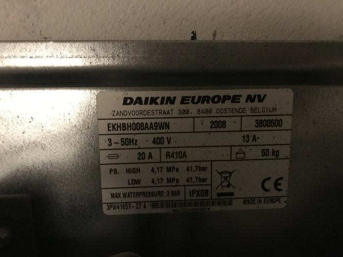 Informationsetikett på en Daikin luft/vatten-värmepump med tekniska specifikationer.