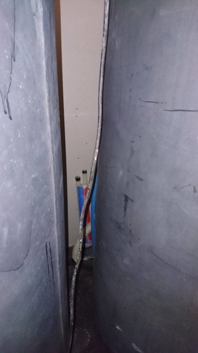 Installation av kulvertrör mellan två stora tankar i ett trångt utrymme.