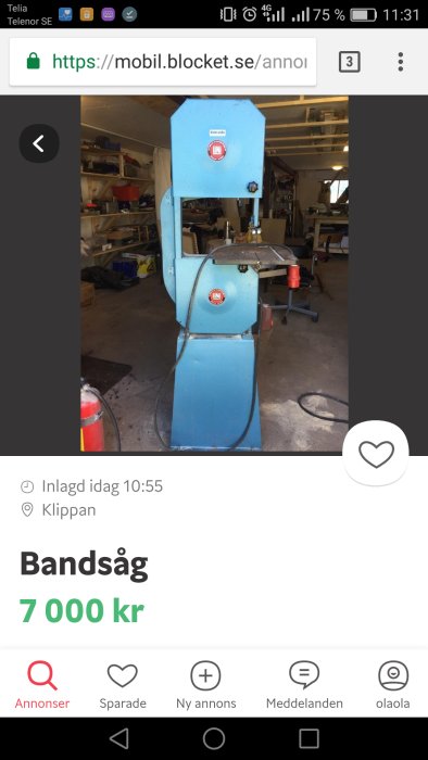 Bild av en blå bandsåg i en verkstad med priset 7 000 kr och en trefaskontakt.