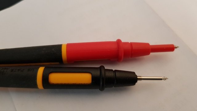 Två olika mätprober för elektrisk spänning med isolerade handtag och exponerade metallspetsar.