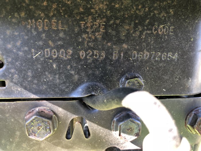Modell- och typskylt på en Briggs & Stratton qx40 motor med serienummer synligt.